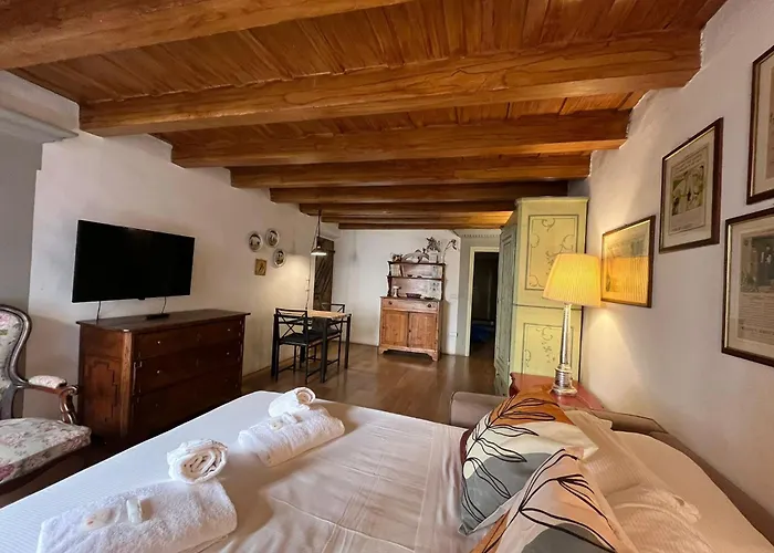 Santo Spirito Historic Studio Apartment